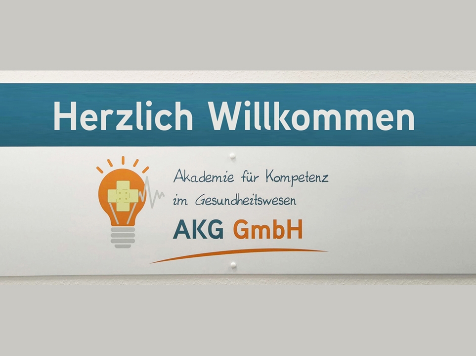 Herzlich Willkommen in der AKG GmbH – Schild im Eingangsbereich der Akademie